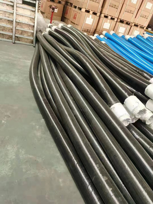 las piezas conductoras de la bomba concreta de 64m m instalan tubos la manguera de goma de la ráfaga de la arena de la descarga del yeso